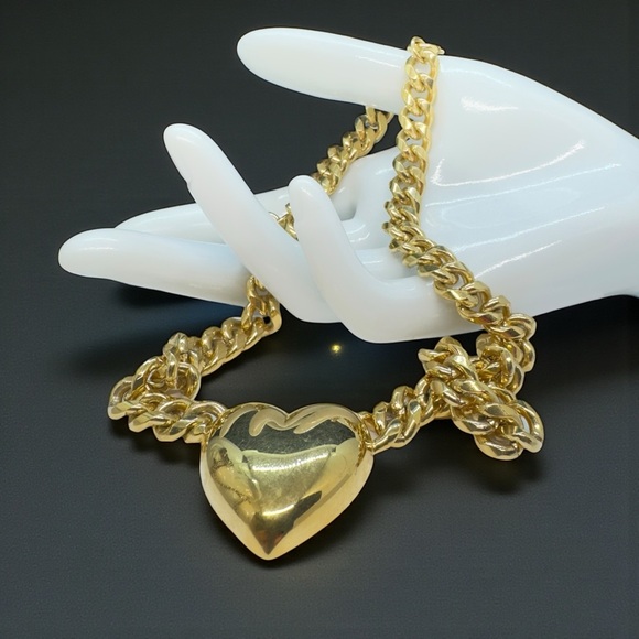 Vintage Chunky Gold Tone Curb Chain & Heart Necklace - Picture 9 of 10